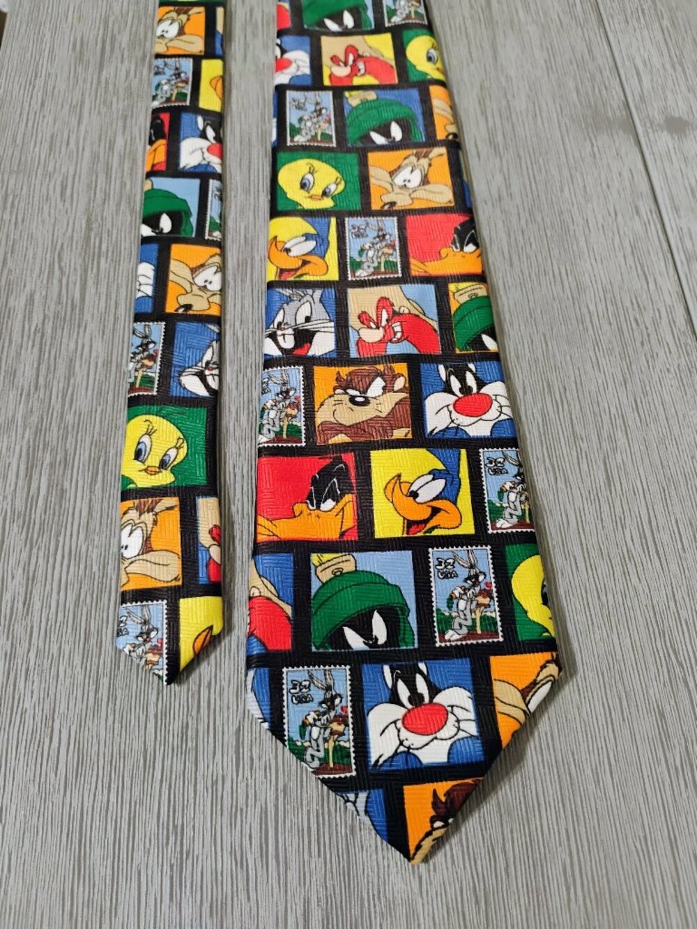 Vintage 1997 Looney Tunes Stamp Collection Necktie